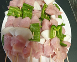 Foto del paso 4 de la receta: Brochetas de pollo con un huevo frito