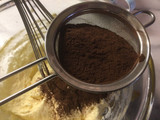 Torta al cioccolato con pere al vino rosso