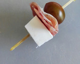 Foto del paso 5 de la receta: Brochetas de sandía, jamón, queso y cherrys