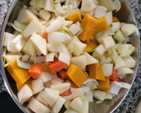 Foto del paso 2 de la receta: Crema fría de verduras y frutas en Thermomix, de cositas que tenía en la nevera