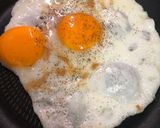 รูปขั้นตอนการทำที่ 2 ของ อาหารเช้าสไตล์คนขี้เกียจ 🍳🥓
