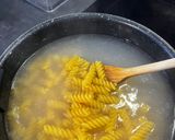 Foto langkah ke 3 dari resep Makaroni spiral pedas daun jeruk.