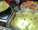 Foto del paso 2 de la receta: Pollo al horno con patatas panaderas y tomate asado