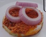 A picture of step 3 of Eggs With Onion And Cheese Burger.