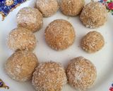 A picture of step 5 of Apple peanuts butter balls.
