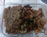 Foto del paso 6 de la receta: Pollo con mix de verduras y arroz frito con søja