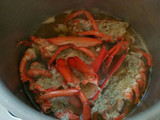 Arroz caldoso con bogavante berberechos en la cocina del camping