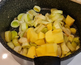 Foto del paso 3 de la receta: Solomillo de cerdo en salsa de calabacín, puerros y queso