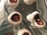 Champiñones rellenos de huevo de codorniz y jamón