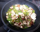 Foto del paso 1 de la receta: Revuelto de champiñones y espárragos con patata