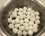 Foto del paso 2 de la receta Huevitos de codorniz en dip de albahaca y cilantro