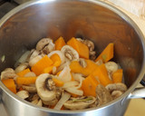 Foto del paso 2 de la receta: Crema de calabaza y champiñones