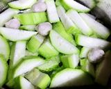 Hình bước làm 2 của món Canh Bầu Nấu Mọc