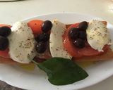 Foto del paso 3 de la receta: Crostini Caprese al ajo con aceitunas negras