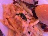 Hamburguesas de garbanzos y papas con cheddar y verdeo