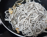 Foto del paso 3 de la receta: Gulas al ajillo con huevo escalfado