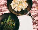 Foto del paso 7 de la receta: Sepia al ajillo con ajo crujiente y pimientos de Padrón