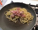 Foto del passaggio 6 della ricetta Spaghettoni con Triglia, Crema di Peperoni Piccante e Datterini Confit
