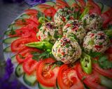 صورة لخطوة 6 من وصفة كرات جبن القريش بالخضار والزعتر 🍅🥒🫑🥗