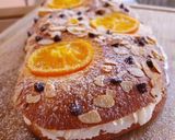 Foto del paso 15 de la receta: Coca de Sant Joan v3: De naranja confitada, almendras y pepitas de chocolate rellena de trufa y nata