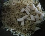 Foto langkah ke 2 dari resep Mie tek-tek selimut dadar, ayam suwir lada hitam.