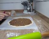 Foto del paso 3 de la receta: Pizza casera de cebolla caramelizada y queso de rulo