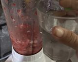 Foto langkah ke 1 dari resep Banana Strawberry Smoothie.