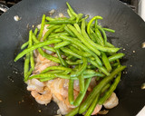 A picture of step 3 of Shrimp with String Beans.