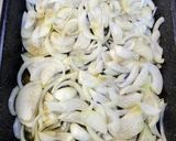 Fűszeres csirkeszárnyak hagyma ágyon fahéjas almával besütve recept fázis 4 fotója