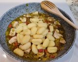 Foto del paso 4 de la receta: Ñoquis con pimientos tricolor, pollo y pesto de pipas