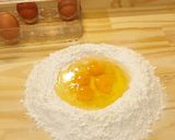 Foto del paso 1 de la receta: Tagliatelli al huevo con crema y langostinos