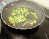 Foto del paso 9 de la receta: Crema de espinacas, merluza y coles de Bruselas