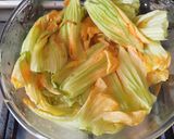 Foto del passaggio 1 della ricetta Fiori di zucca al forno ripieni di zucchine