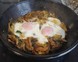 Foto del paso 6 de la receta: Sartén de huevos rotos con atún y verdura