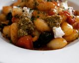 Foto del paso 8 de la receta: Gnocchis picante al pesto con cherrys, olivas negras y mozzarella