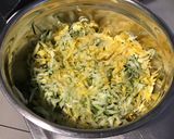 Une image de l'étape 3 de Galettes de courgettes bicolores au parmesan,ail et épices.