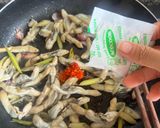 Hình bước làm 4 của món Ốc Móng Tay Xào Mì Và Cải Cay