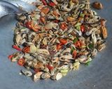 Foto langkah ke 3 dari resep Tumis kerang pedas manis.