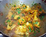 A picture of step 4 of Gobhi masallam.