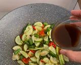 Foto langkah ke 3 dari resep Tumis Asam Timun Buncis.