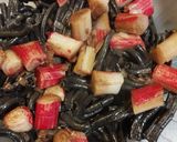 Foto del paso 4 de la receta: Fideos negros con kanikama y topping fresco de rúcula