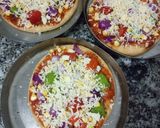 वेज चीज़ पिज़्ज़ा (Veg cheese pizza recipe in Hindi) रेसिपी चरण 3 फोटो