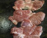 Foto del paso 2 de la receta: Bifes de res y bondiola de cerdo a la chapa