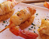 Foto del paso 10 de la receta: Brocheta de gamba rebozada en fideo de arroz y quenelle de patatas revolconas