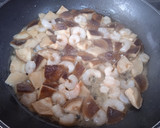 Foto del paso 2 de la receta: Espaguetis negros con shiitake, gambas y burrata