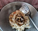 Foto langkah ke 3 dari resep Tumis Jamur Tiram Bakso.