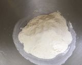 Une image de l'étape 1 de Pâte brisée à la liqueur de prunes, lait et vanille.