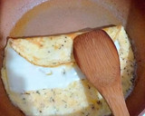 Foto del paso 3 de la receta: Tortilla de dos tipos de quesos, mantequilla y hierbas aromática
