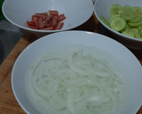 Foto del paso 1 de la receta: Ensalada de tomate con cebolla, alficoz y hueva de merluza salada