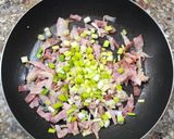 Foto del paso 2 de la receta: 🥓 Tortilla de fideos spaghetti con panceta y cebolla de verdeo 🥓
